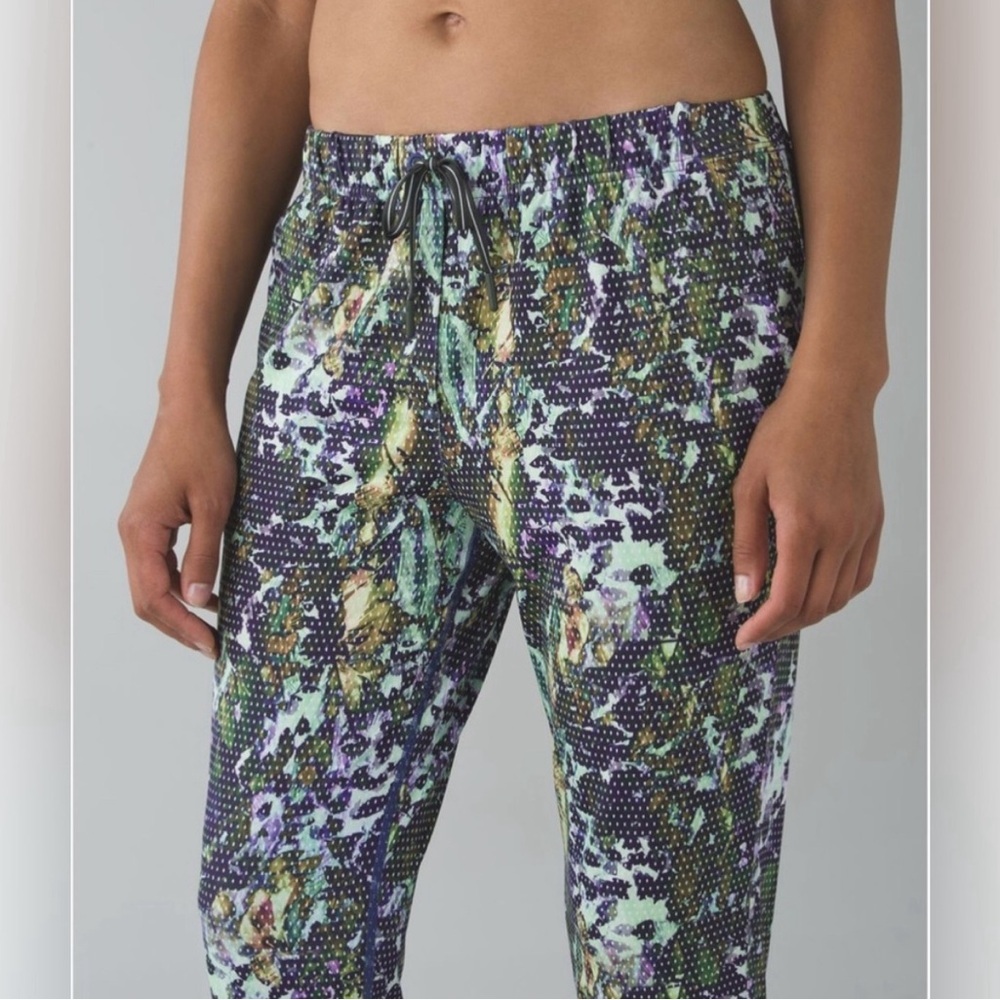 Lululemon Jet Crop *Luxtreme Floral Sport White Multi Pants Women’s 10 - Picture 5 of 11